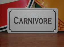 Letrero de metal carnívoro