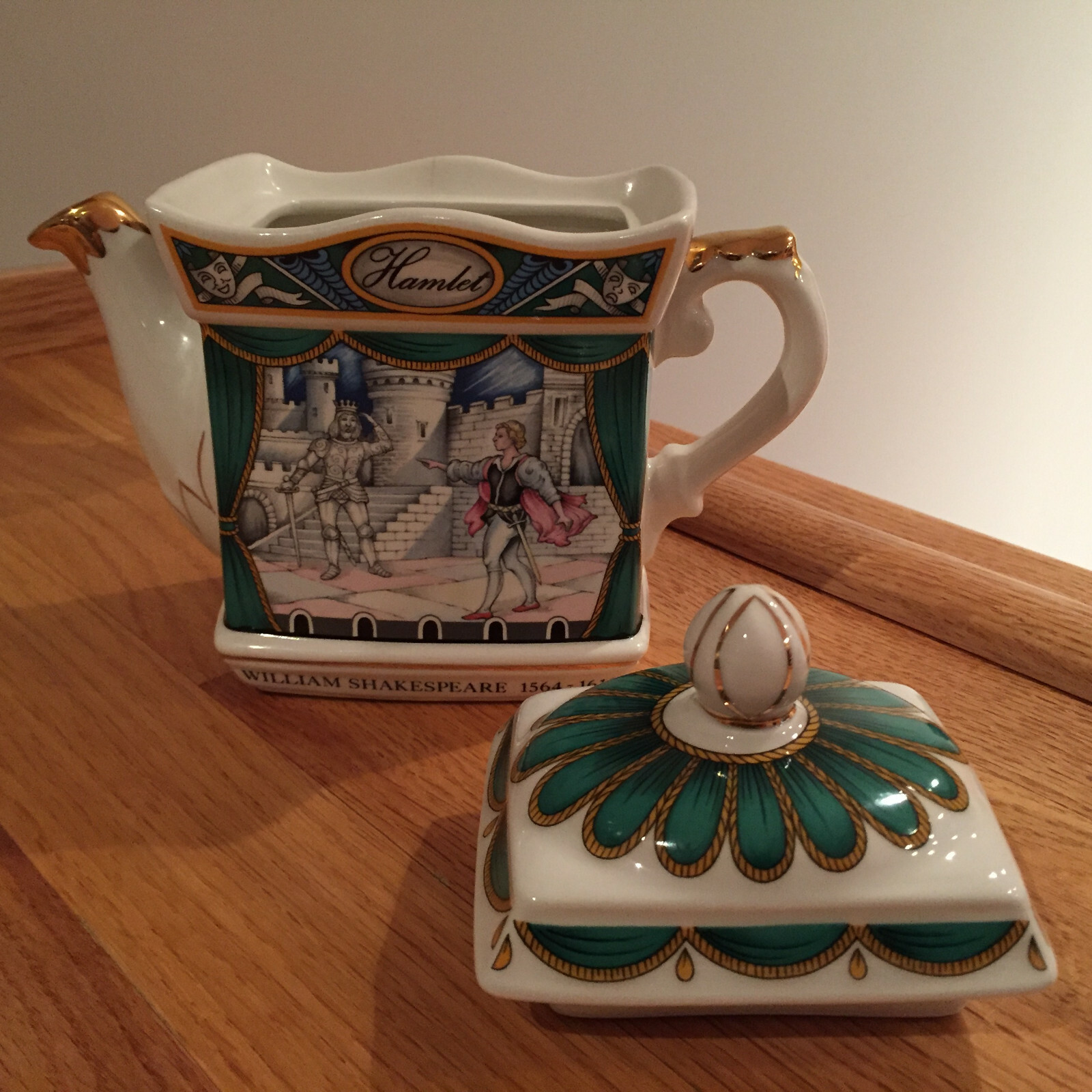 Sadler Hamlet by William Shakespeare 2 Cup Collectable Teapot 4443