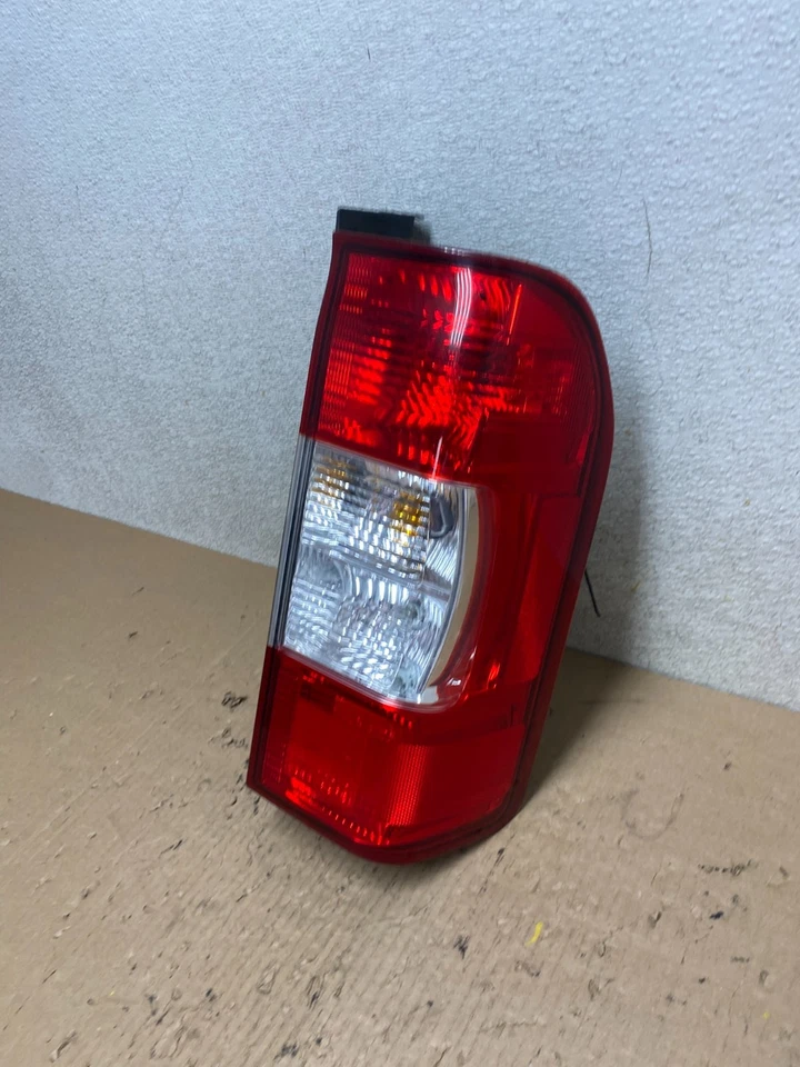 Luz trasera pasajero derecho Nissan NV1500 NV2500 NV3500 2012 A 2021 R8387 DW Foto 2 de 4