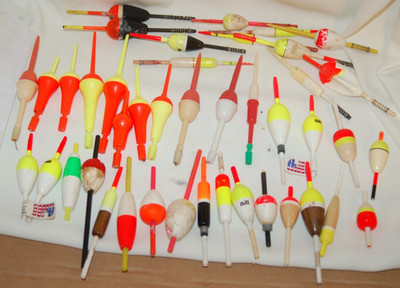 LOT OF OVER 40 BOBBERS THILL, PLASTIC, BALSA, PASS THRU SLIDER BOBBERS NEW USED