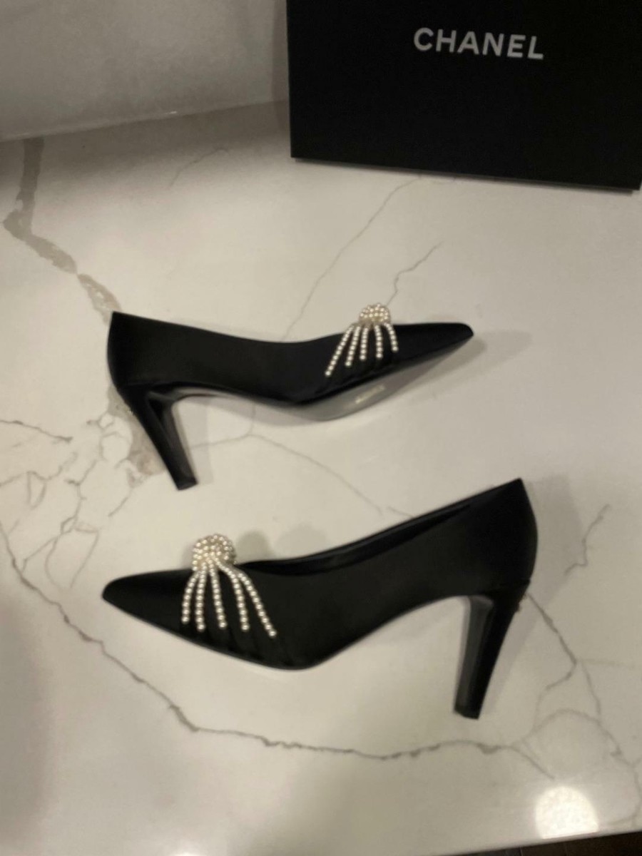 靴 CHANEL Pearl Pumps CHANEL White & Black Leather CC Pearl Pump Heels