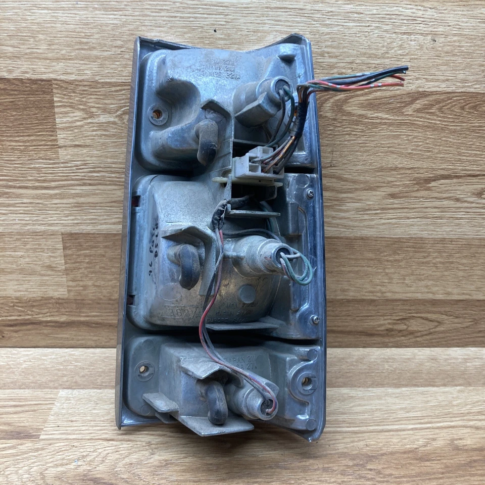 1994 - 1997 HONDA PASSPORT REAR LEFT DRIVER SIDE TAIL LIGHT OEM, 166-58370 B-2 - Image 2 of 4