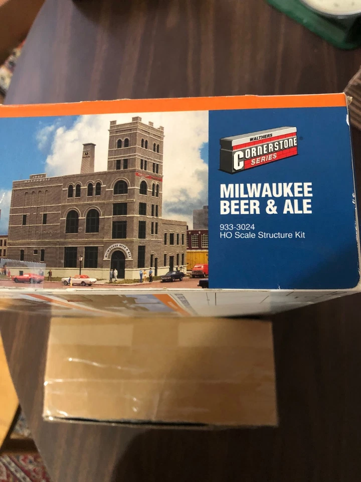 Walthers Cornerstone HO Milwaukee Beer and Ale  933-3024 Open Box Missing 1 part - Image 2 of 3