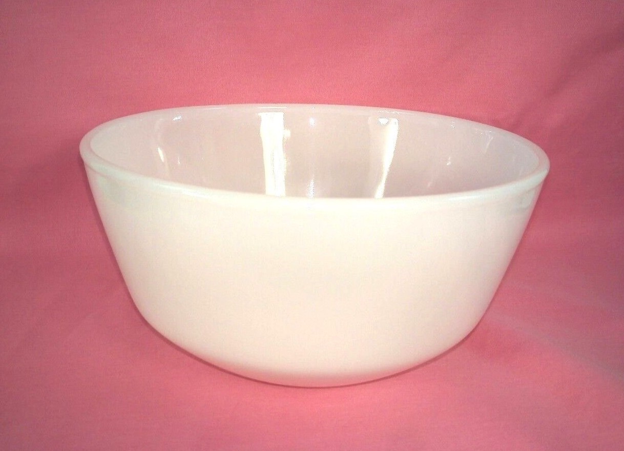 FIRE KING Milk Glass Large Mixing Bowl EUC Anchor Hocking Vintage Retro