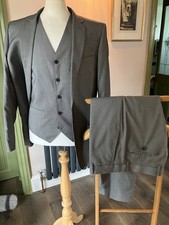 GIANNI FERAUD 3PCE SUIT. JACKET 40R. TROUSERS W34 L32. LIGHT GREY DOGTOOTH.