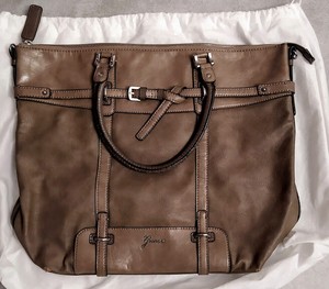 Le 13 borse Guess più belle da comprare ai saldi invernali!