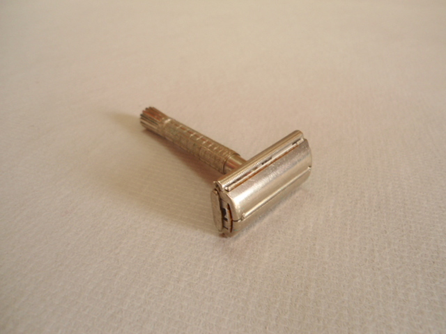 Gillette 1966 Silver Tone Flare Tip Double Edged Safety Razor (L-3)