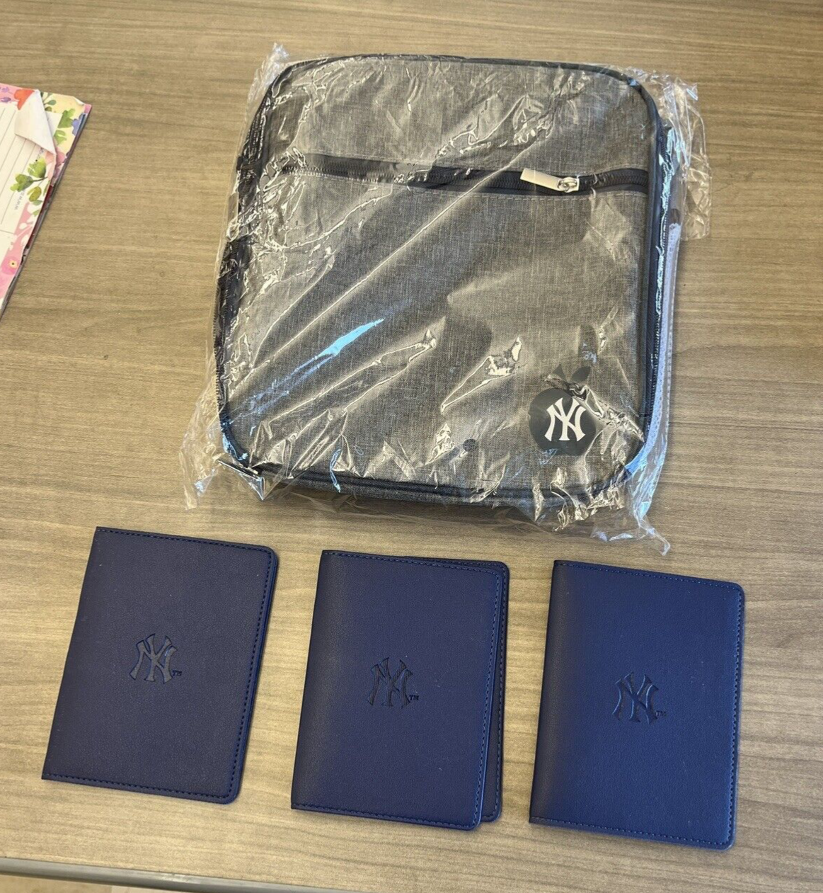 Yankees passport Holder And Lunchbox-image