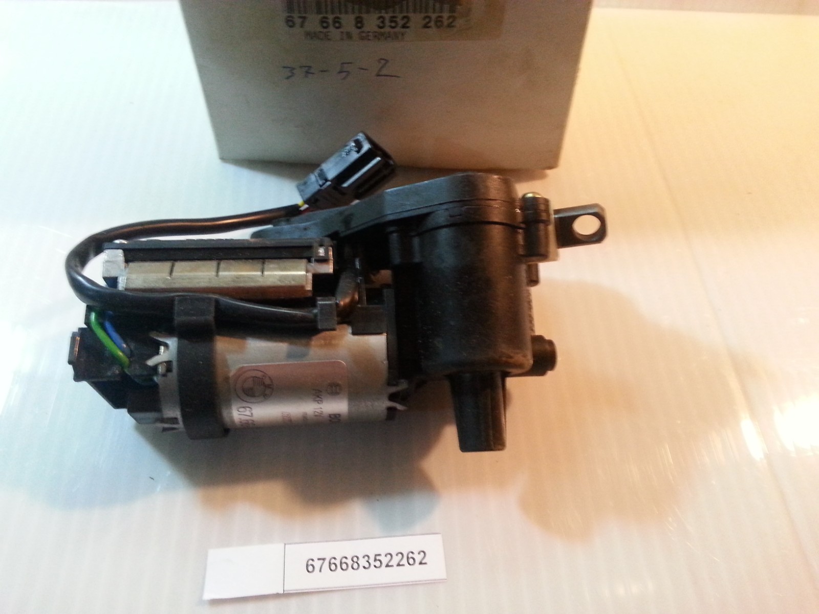 NEW OEM BMW 67668352262 ACTUATOR F UPPER BACKREST ADJUSTMENT E38  