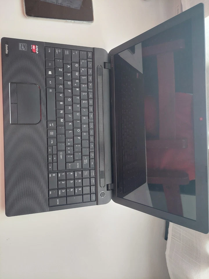 computer portatile usato toshiba, processore AMD A6 Quad - Core, colore nero. - Immagine 3 di 4