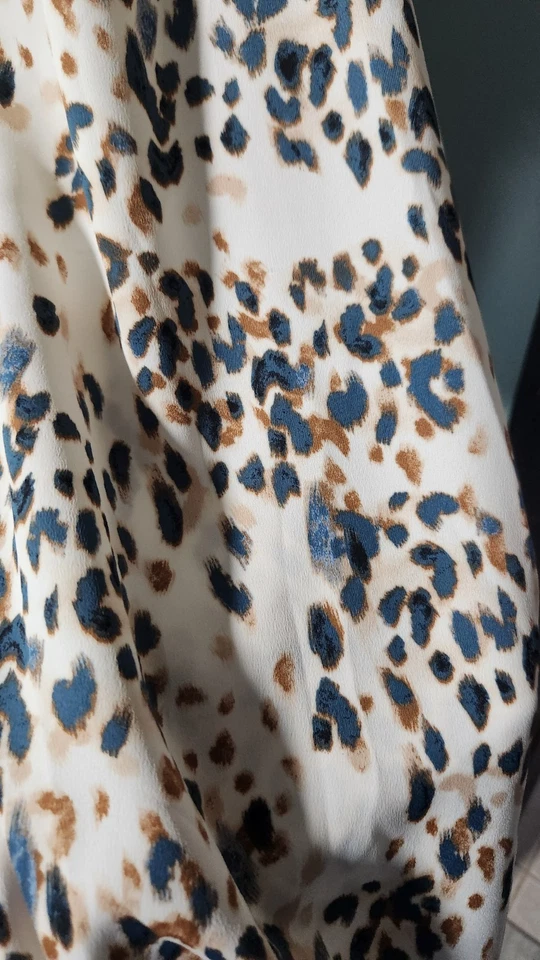 Top Nine West XXL. Crema con mangas estampado animal. Nuevo con etiquetas Foto 3 de 4