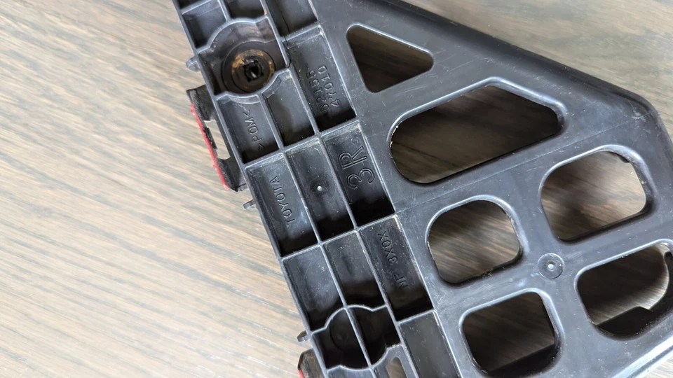 Soporte parachoques trasero derecho Toyota Prius V 12 13 14 15 16 17 52155-47010 Foto 4 de 4