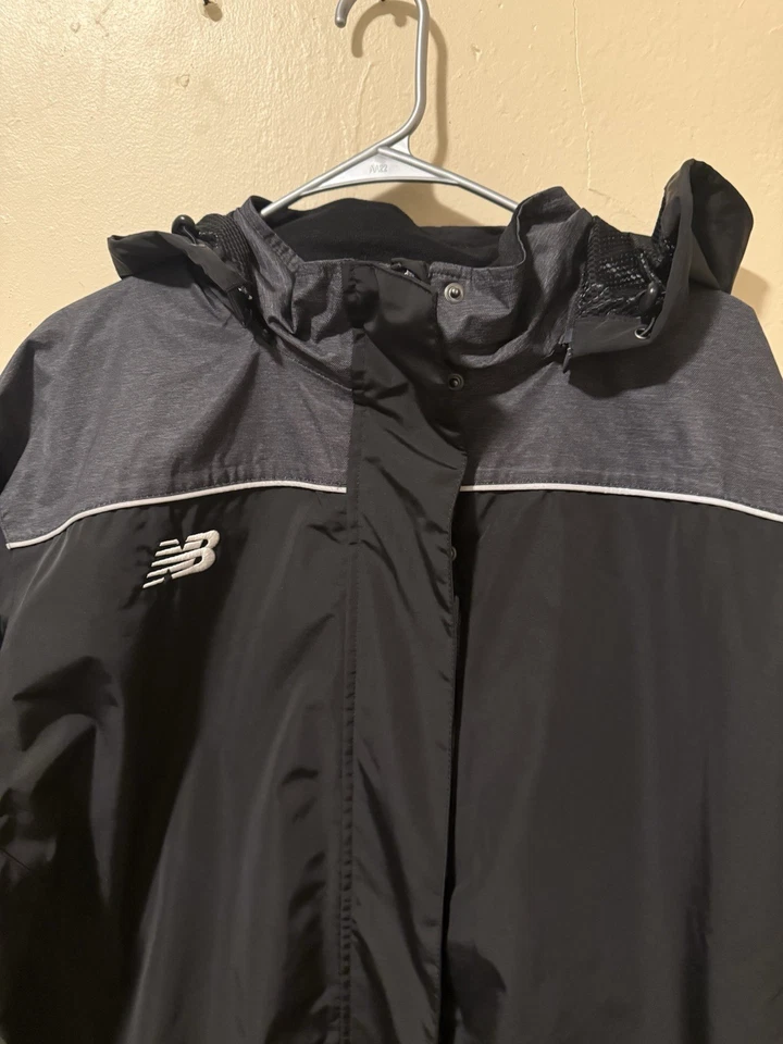 Jaqueta impermeável New Balance preta e cinza tamanho XL masculina - Imagem 2 de 4