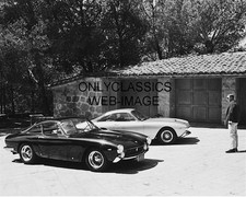 STEVE MCQUEEN EYES UP HIS FERRARI SPORTS CARS AT CA HOUSE 8X10 PHOTO AUTOMOBILIA