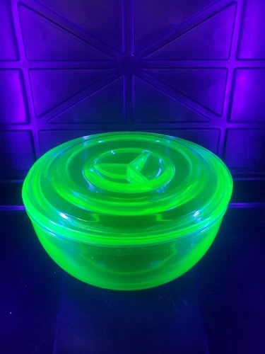 #5014  1930s Depression Glass Large Refrigerator Bowl W/Lid 8.75"x4.50"