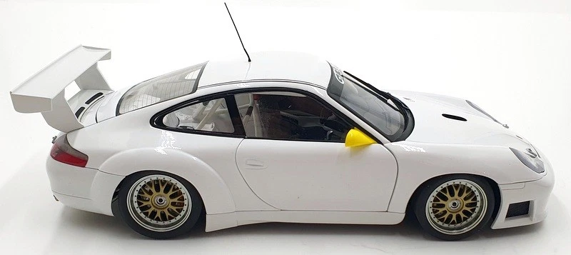 Autoart 1/18 Scale Diecast DC16723U - Porsche 911 GT3R - White - Image 4 of 4