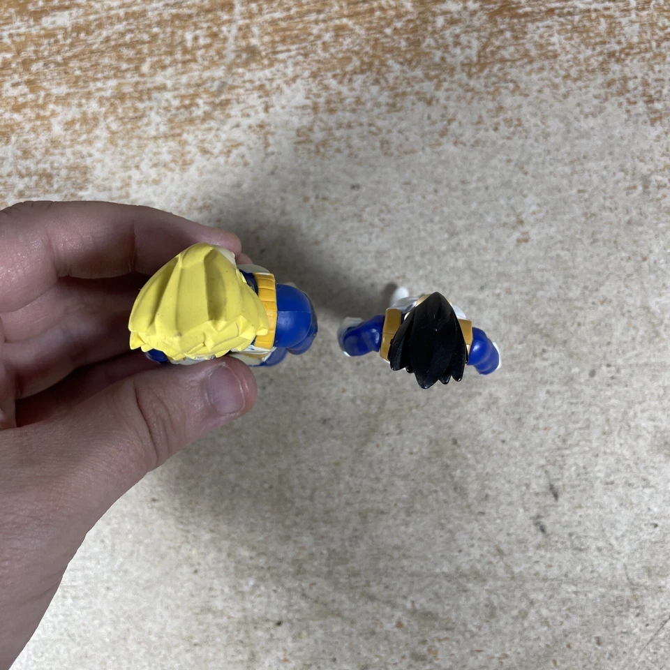 Dragon Ball Z Vegeta y Super Saiyajin Traje de Goma Figura de Acción Bandai Irwin Divertido Foto 3 de 4