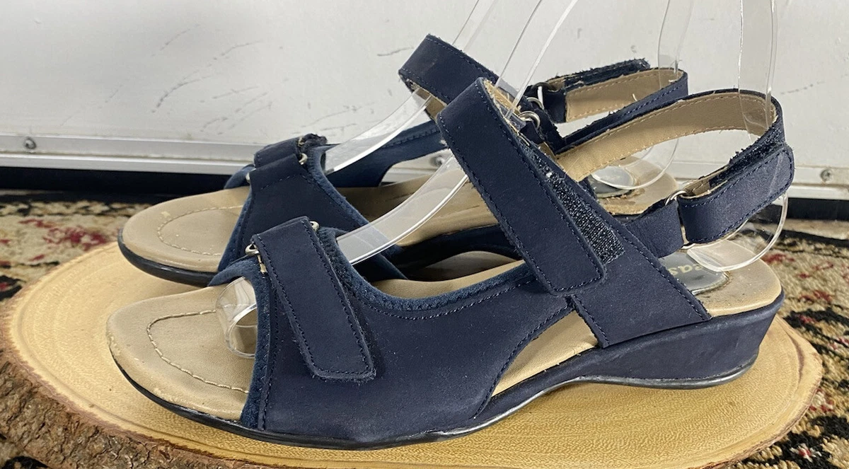 Easy spirit slip on sandals clearance