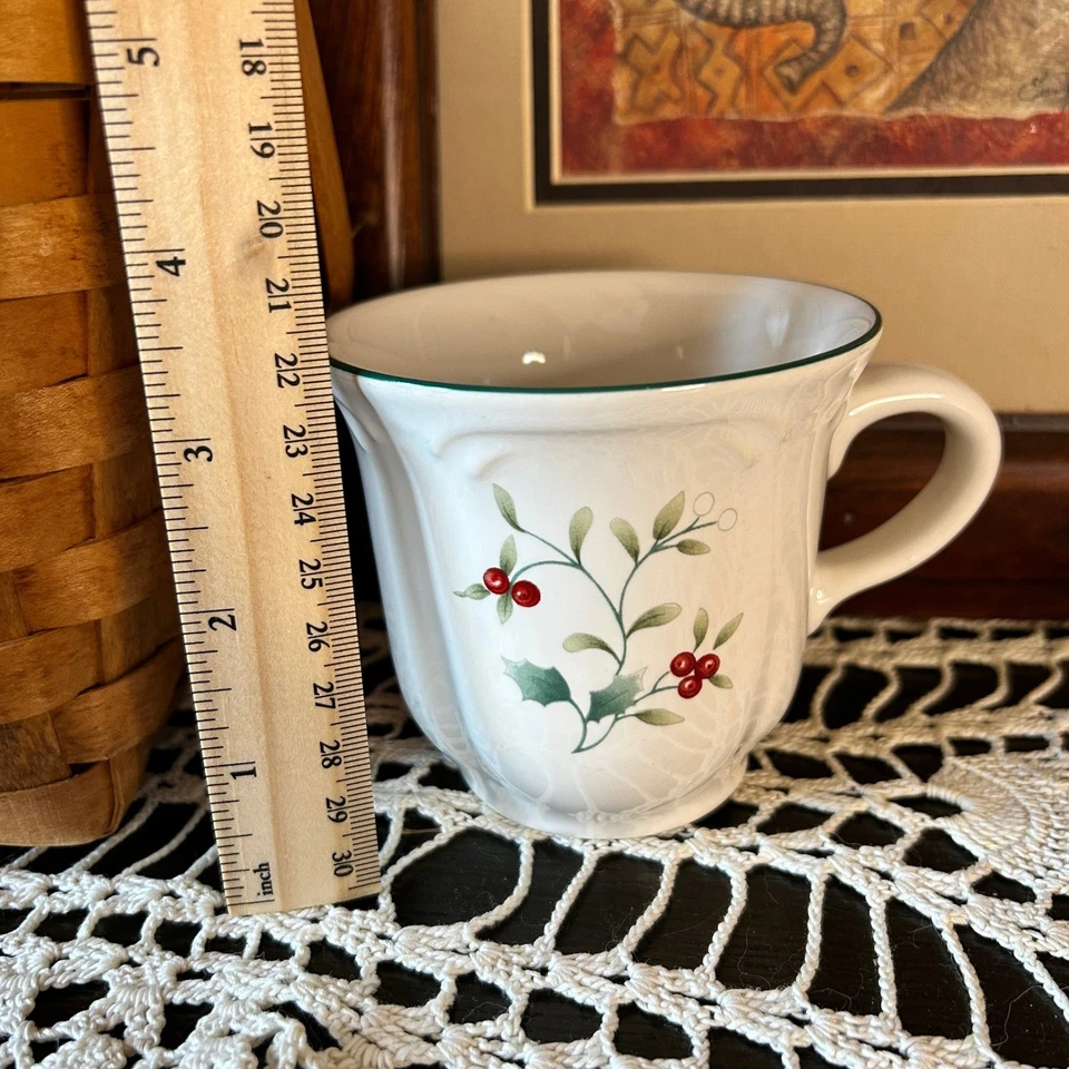 Taza de madera de invierno Pfaltzgraff blanca con borde verde acebo vacaciones de Navidad Foto 2 de 4