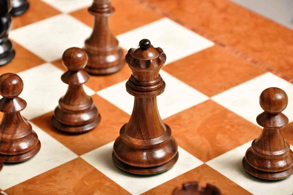 The Zagreb Elite Chess Pieces - 3.875" King - Golden Rosewood & Ebonized Boxwood - Image 3 of 4
