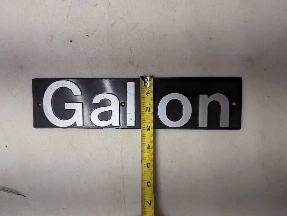 Placa de apellido "Galion" negra plateada vintage usada goma negra plástico calle Foto 2 de 4