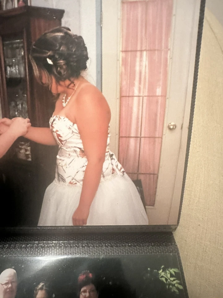 Vestido de boda o graduación camuflaje nieve árbol real Foto 4 de 4