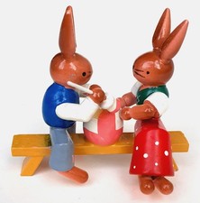 Erzgebirge ESCO Holzkunst Osterhasenpaar auf Bank bemalt Osterei H 5,5 cm Ostern