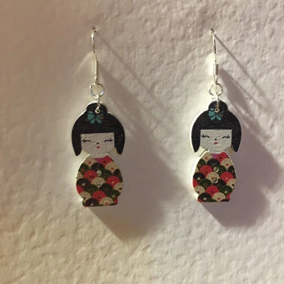 JAPANESE GEISHA LADY DOLL EARRINGS RED GREEN PRINTED WOODEN SILVER PLATED . HOOK - Image 4 of 4