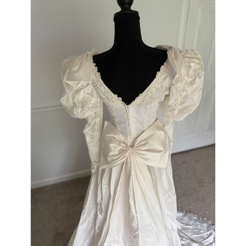 Abito da sposa vintage avorio raso pizzo manica cappella treno perline XS/S - Foto 3 di 14