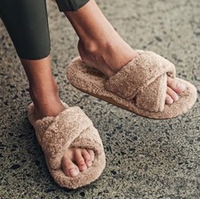 New OluKai Hila Heu Slippers Women  s Size 10 Tan Shearling Plush Fluffy Slides