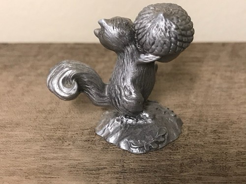 Vintage HALLMARK LITTLE GALLERY Fine Pewter Squirrel & Acorn 1976 - Picture 2 of 3