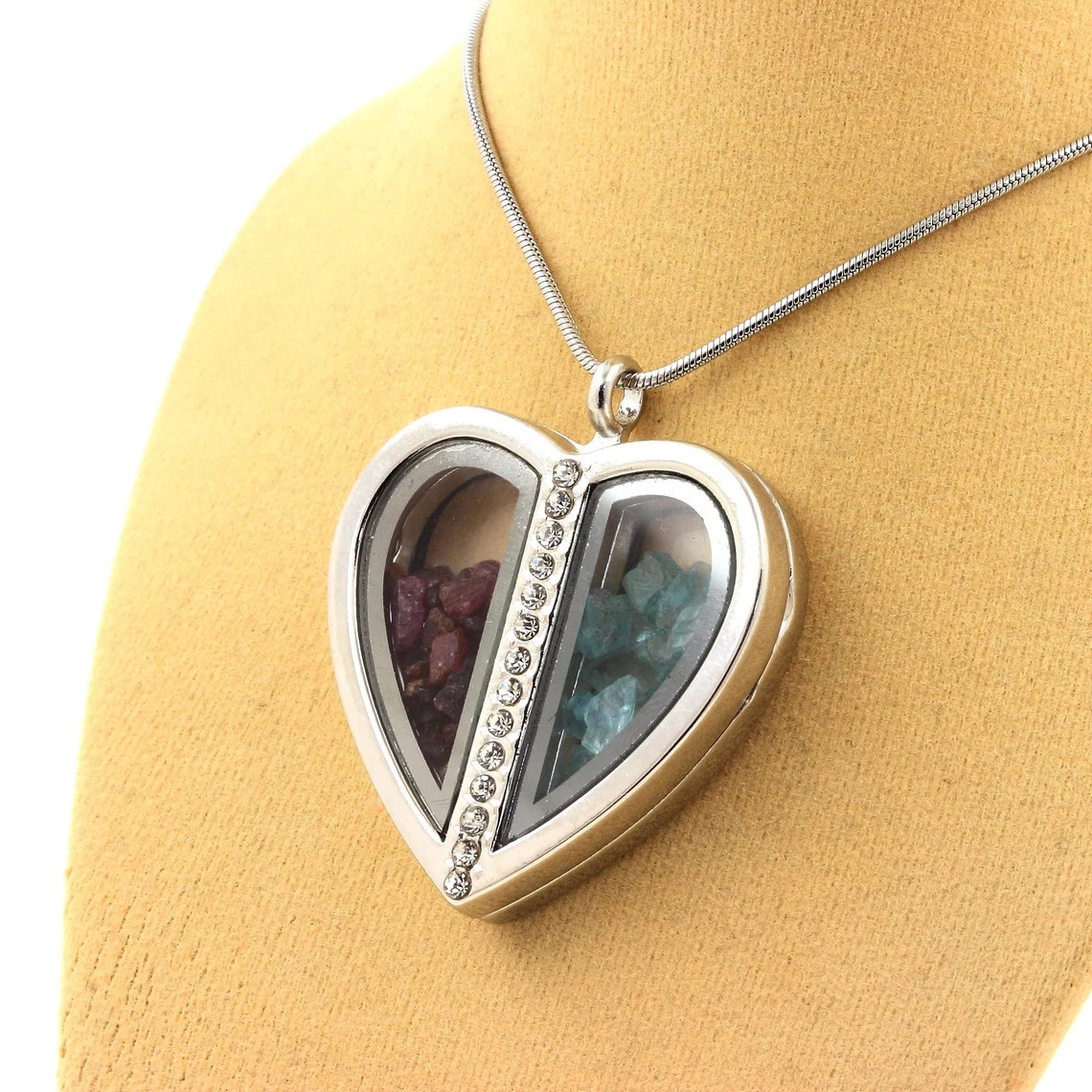Pendentif Rubis brut et Apatite, un collier cœur original symbole de passion