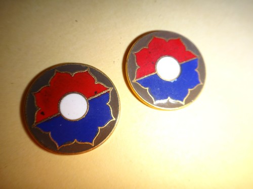 2 US Army 9th INFANTRY DIVISION Metal Badges With Flat Backs - Picture 2 of 3
