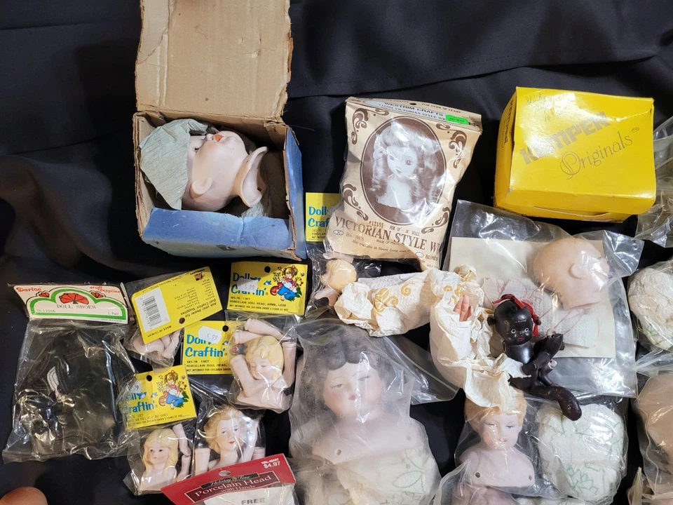 Gran Lote Muñeca Vintage Bisque Porcelana Cabezas, Partes del Cuerpo y algunas Pelucas Foto 3 de 4