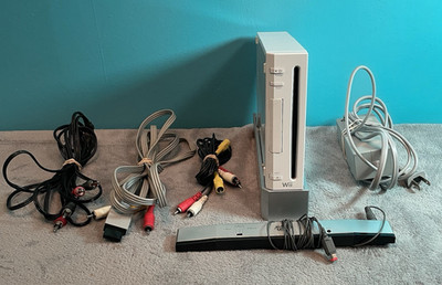 Nintendo Wii White Console Bundle Complete with all Cords and Cables TESTED