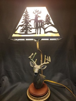 Rare Stain Glass Shade  Whitetail Deer Buck Desktop Table Lamp 