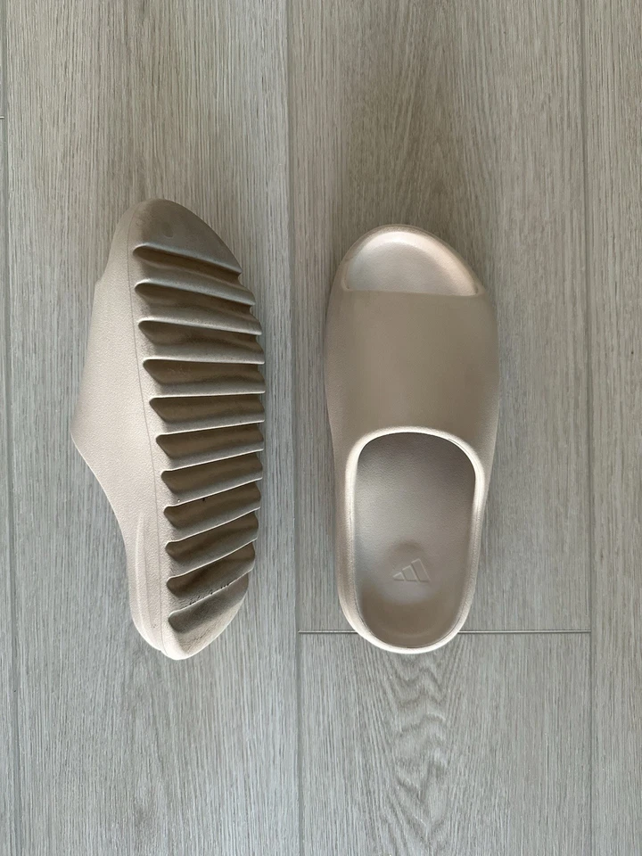 Adidas Yeezy Toboganes Tostado y Crema, Apenas Usado Foto 2 de 3