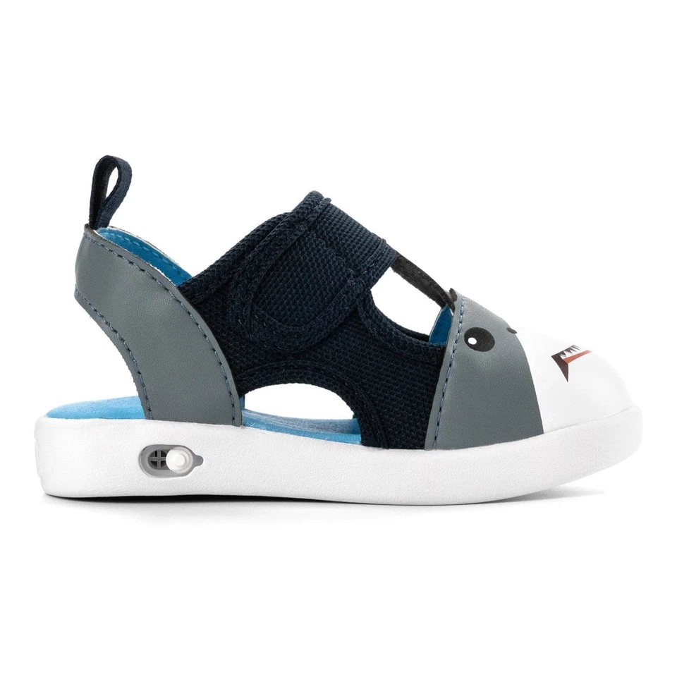 ikiki Shark Squeaky 学步儿童凉鞋 | 蓝色 — 第 3/4 张图片