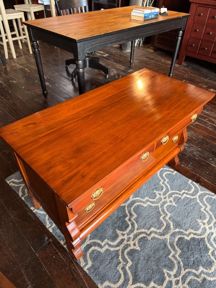 Antigo Império Cereja Sólida Revival Baú Cobertor Armazenamento Feito nos EUA 1940 Latão - Imagem 4 de 4