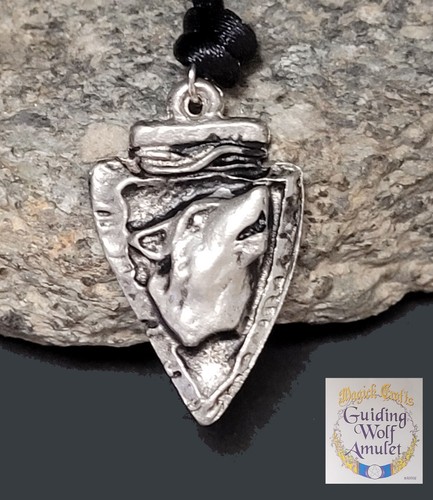 Magick Crafts FÜHRENDER WOLF auf Pfeilspitze Weisheit Amulett Anhänger + Kordel + Story Card - Bild 1 von 7