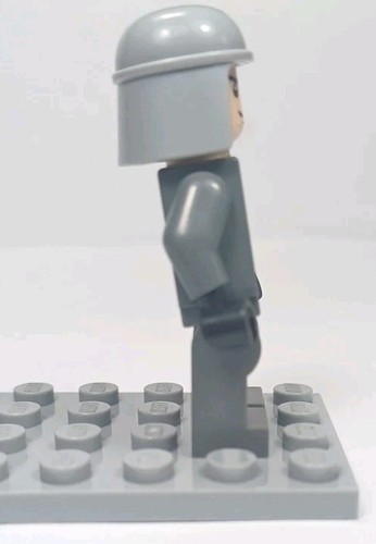 LEGO Star Wars: Imperial Officer with Battle Armor Minifigure - Picture 2 of 4