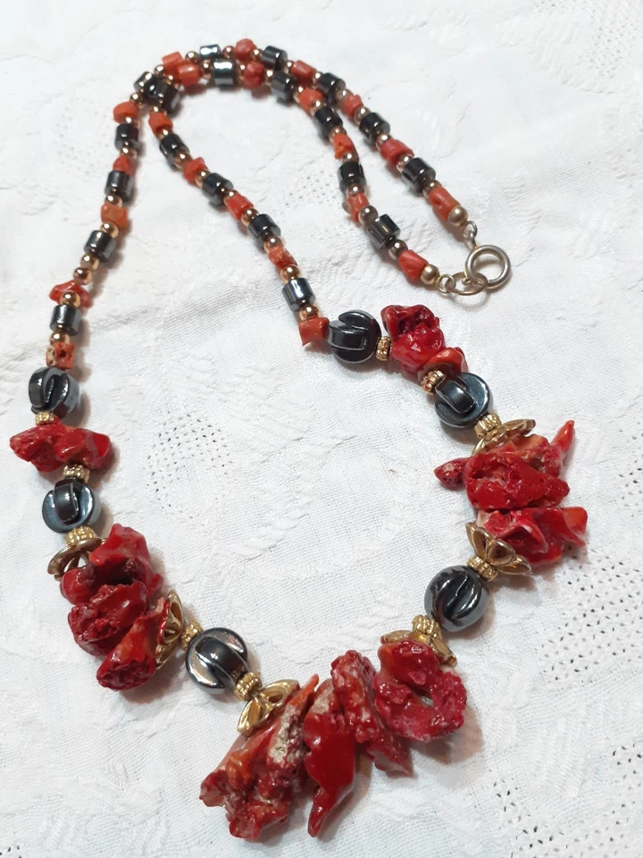 Collana Vintage In Ematite E Scaglie Di Corallo - Immagine 2 di 4