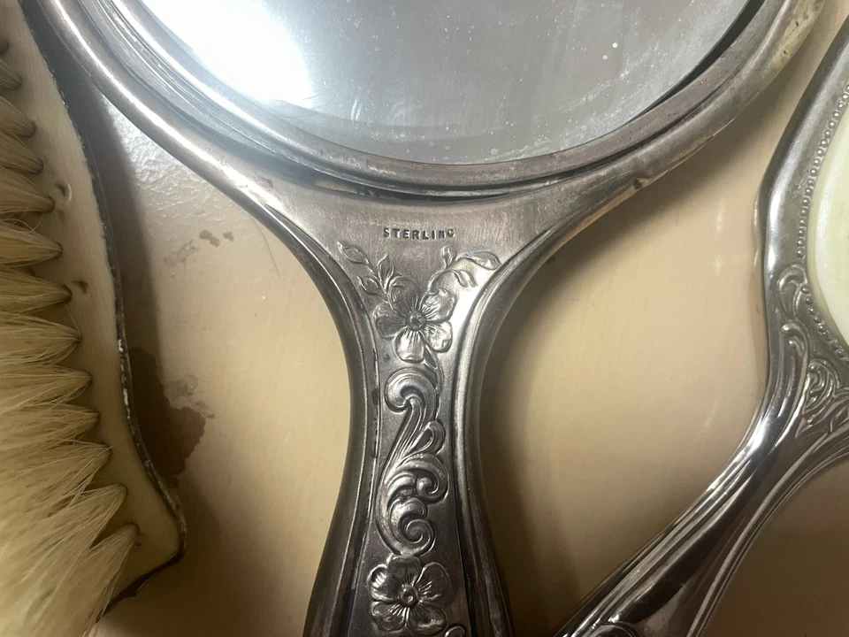 Antiguo juego de tocador de plata de ley Art Nouveau Pansy Foto 2 de 4