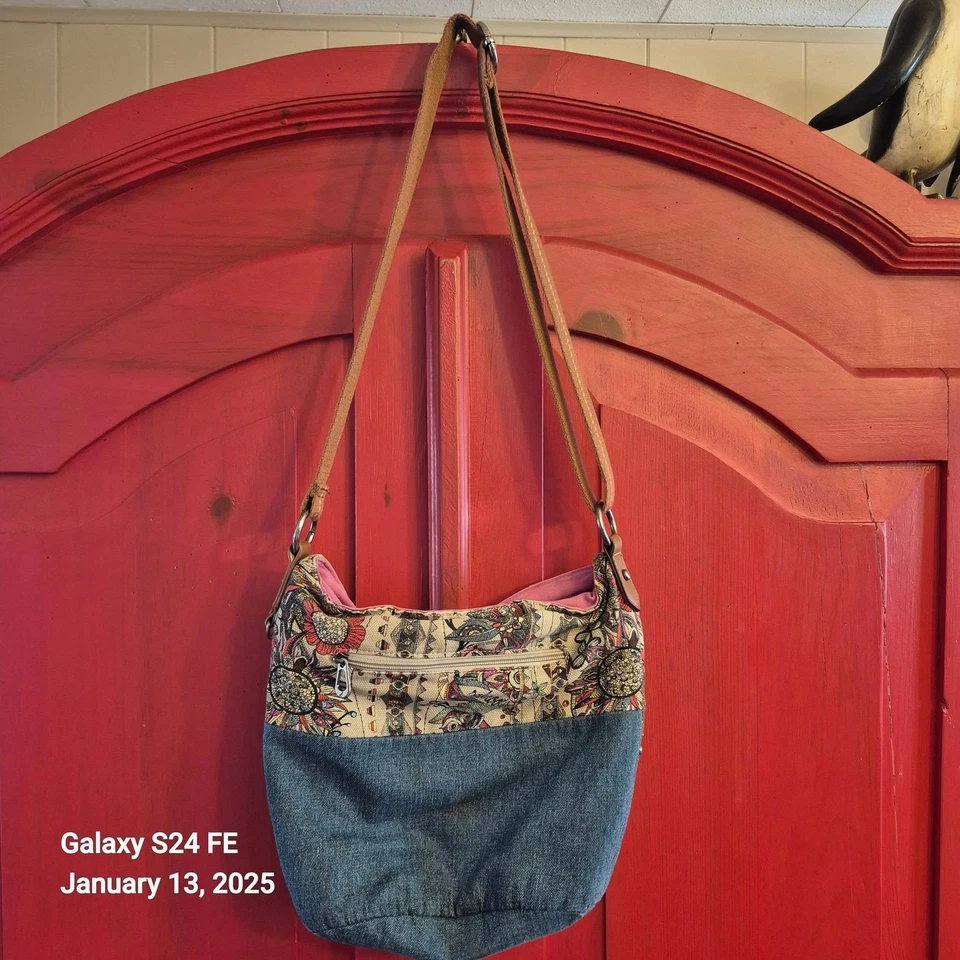 Cartera Bandolera Sakroots The Sak Tema Búho Denim Bolsillo Frontal con Cremallera Ajustable Usada en Excelente Condición Foto 3 de 4