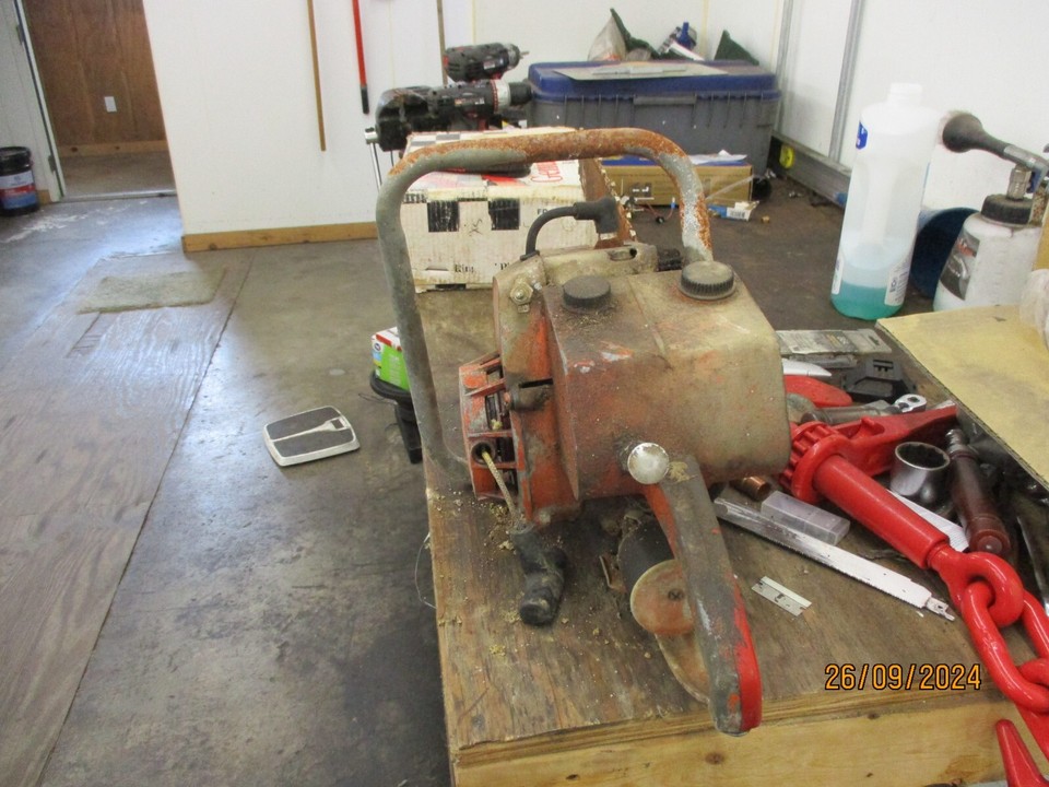 vintage chainsaw homelite UNKNOWN MODEL? HAS COMRESSION 16" BAR MISSING