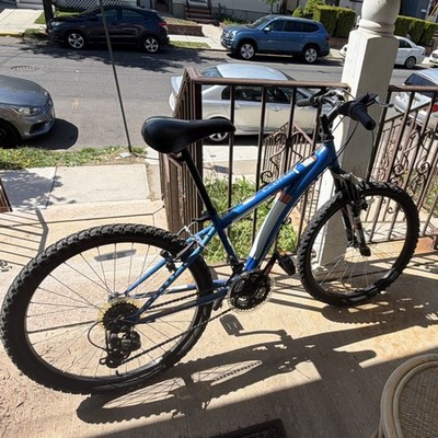Schwinn Blue 26'' Mountain Bike, Front Suspension, 21 Speed, Shimano Gears