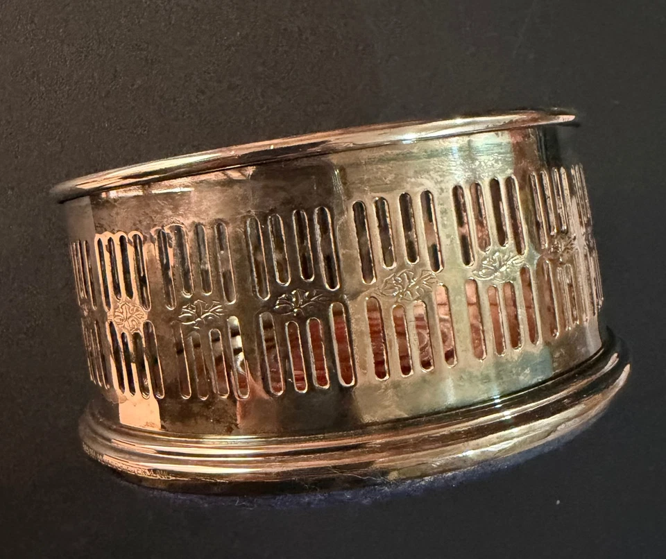 Posavasos de botella de vino chapados en plata vintage base de fieltro lateral perforada Inglaterra Foto 3 de 4