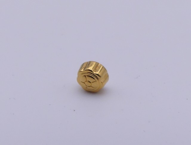 Couronne dorée plaquée pour sublimer un chignon de mariée sans glisser