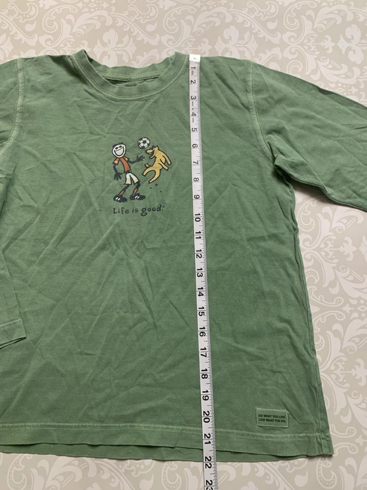 Camisa Life Is Good Boys Talla L (10) Verde Manga Larga Niño Jugando Fútbol con Perro Foto 3 de 4