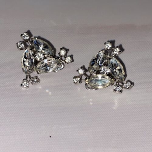 Unique Vintage 1950's WEISS Signed Rhinestone Cluster Flower Clip Earrings - Imagen 3 de 5